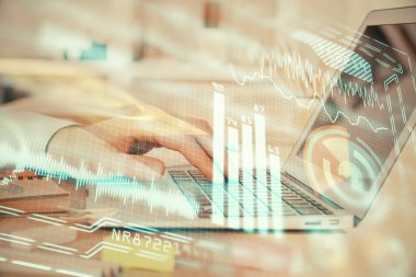 Teknoloji temalı hologramda arka planda çalışan bir adam var. Yüksek teknoloji konsepti. Çift pozlama.