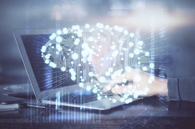 Adam klavyede beyin hologramıyla yazı yazıyor. Büyük Data kavramı. Çift pozlama.