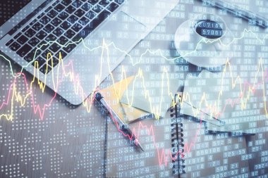 Borsa grafiği ve masa arkasındaki en üst görünüm bilgisayarı. Çifte maruziyet. Finansal eğitim kavramı.