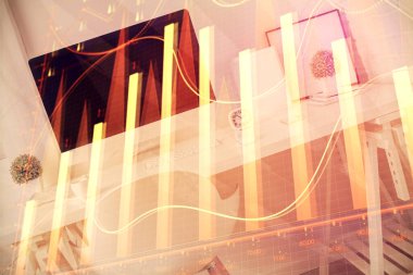 Finansal grafik çizimine ve ofis içi arka planına çifte maruz kalma. Borsa konsepti.