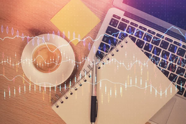 Doble exposición del dibujo gráfico de divisas sobre el fondo de la tabla con el ordenador. Concepto de investigación y análisis financieros. Vista superior. — Foto de Stock