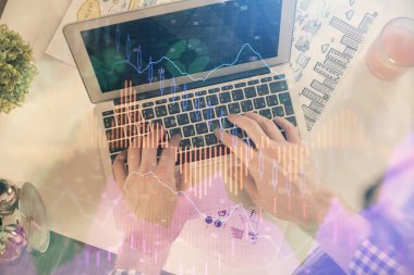 Dizüstü bilgisayar klavyesini ve ön x çizim hologramını yazarken çift pozlama. Üst Manzara. Finans piyasası kavramı.