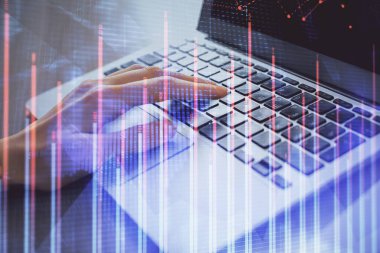 Bilgisayarda ve ön x grafik hologram çiziminde kadın eli yazarken çift pozlama. Borsa analizi kavramı.