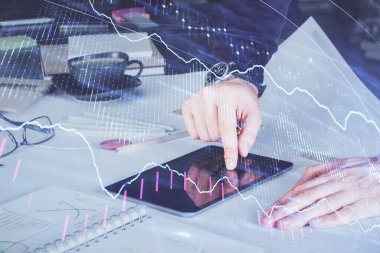 Erkeklerin el ele tutuşup dijital bir cihaz ve ön grafik çizimi kullanırken çift pozlama. Finansal piyasa kavramı.