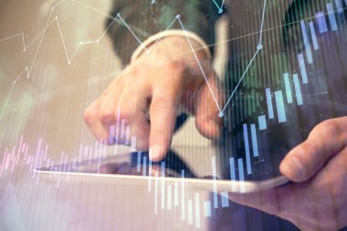 Bir adamın el ele tutuşup, telefon ve finansal çizim kullanırken birden fazla pozlama. Pazar analizi kavramı.