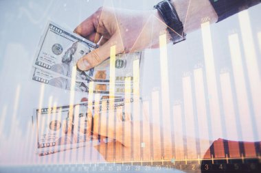 Finansal grafiğe çoklu pozlama hologram, Amerikan dolarları ve insan eli. Analiz kavramı.