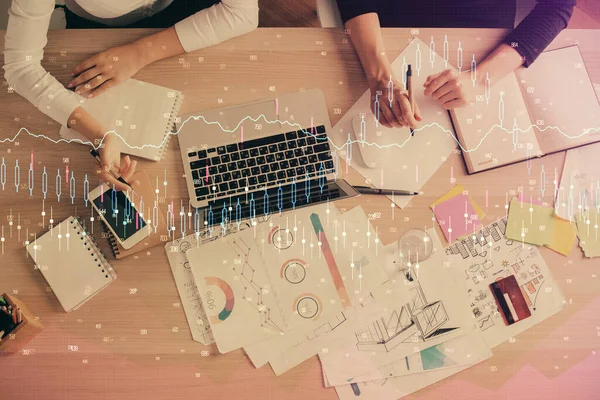 Doble exposición de las manos de la mujer que trabajan en la computadora y el dibujo del holograma gráfico de divisas. Vista superior. Concepto de análisis financiero. —  Fotos de Stock