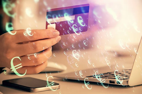 Exposición múltiple de las compras en línea de la mujer con una tarjeta de crédito y un dibujo gráfico financiero. Mercado de valores Concepto de comercio electrónico. —  Fotos de Stock