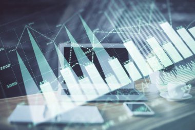 Masası ve kişisel bilgisayarı olan borsa grafiği. Çifte maruziyet. Mali analiz kavramı.