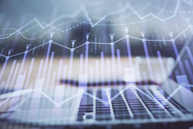 Arka planda eski pazar grafik hologramı ve kişisel bilgisayar var. Çoklu maruz kalma. Yatırım kavramı.