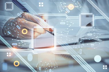 Veri teknolojisi hologramıyla arka planda kadının yazı eline birden fazla kez maruz kalmış. Yenilik kavramı.