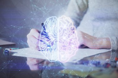 Arka planda kadının el yazısı ve beyin hud 'u var. Öğrenme kavramı.