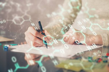 Fen formülü hologramı, arka plan notları alan kadınların elleri üzerinde. Öğrenim anlayışı. Çoklu pozlama