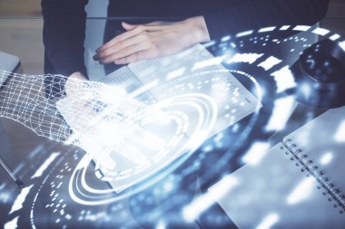 Önünde veri çözeltisi hologramı olan arka planda el yazısına çifte maruz kalma. Teknoloji konsepti. Üst görünüm.
