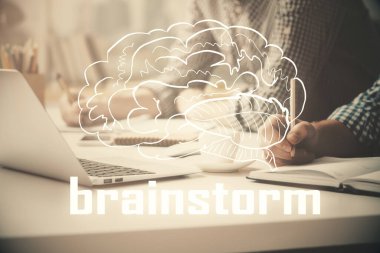 Bilgisayarda çalışan iş adamıyla çizimlere başla. Takım çalışması konsepti. Çift pozlama.