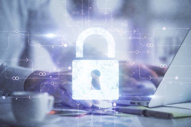 Arka planda bilgisayarda çalışan bir adamla çift kilit simgesine maruz kalma. Ağ güvenliği kavramı.