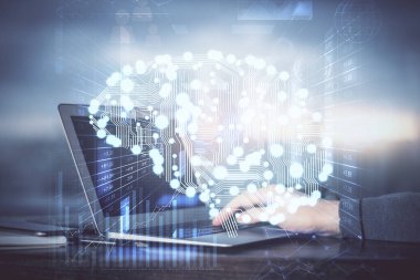 Adam klavyede beyin hologramıyla yazı yazıyor. Büyük Data kavramı. Çift pozlama.