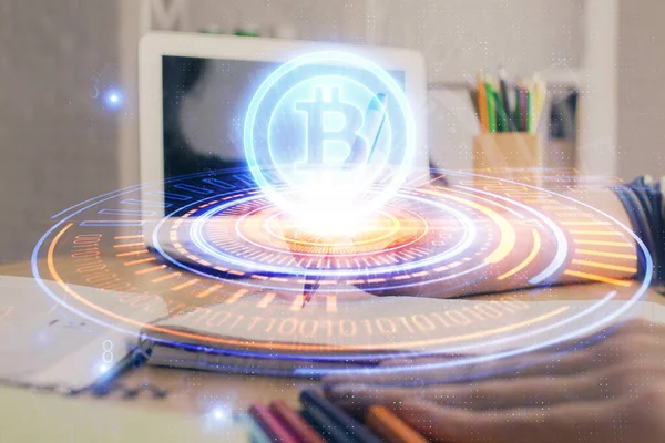 Kripto para birimi hologramı, Bitcoin, ellerin üstünde ico teması not tutuyor. Engelleme zinciri kavramı. Çoklu pozlama — Stok fotoğraf