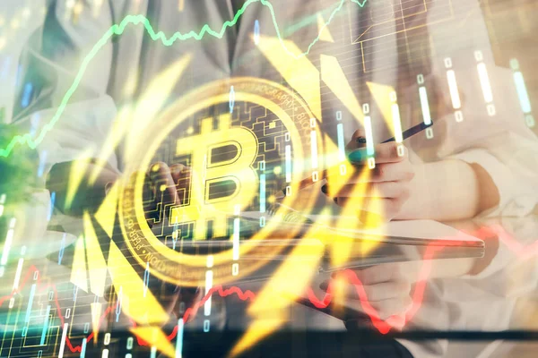 Голограмма в криптовалюте, биткоин, ико тема над руками, делающими заметки фоном. Концепция блокчейн. Мультиэкспозиция — стоковое фото