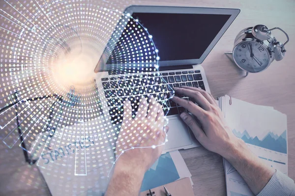 Hombre escribiendo en el fondo del teclado con holograma cerebral. Concepto de big data. — Foto de Stock