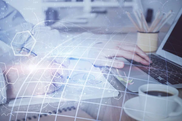背景にコンピュータ上で作業している男と世界地図ホログラムのマルチ露出。世界的なウェブの概念. — ストック写真