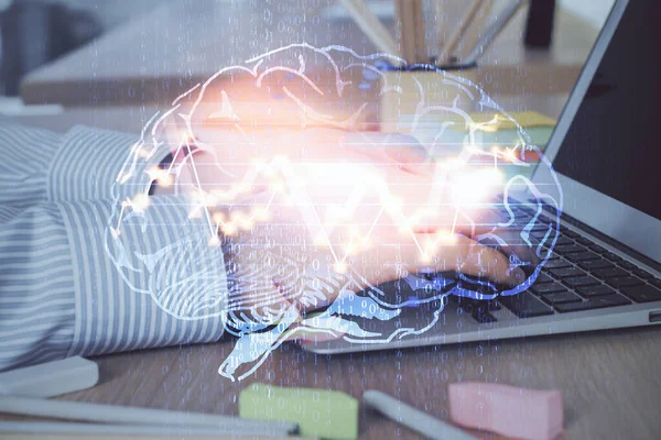 Hombre escribiendo en el fondo del teclado con holograma cerebral. Concepto de big data. Doble exposición. —  Fotos de Stock