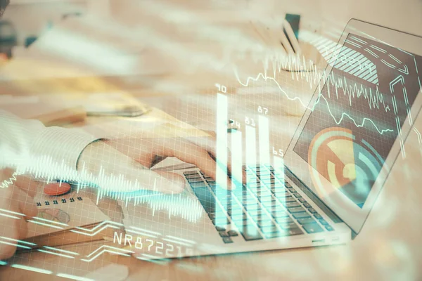 Teknoloji temalı hologramda arka planda çalışan bir adam var. Yüksek teknoloji konsepti. Çift pozlama.