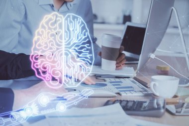 Bilgisayar geçmişi ve beyin temalı hologramı olan bir adam. Beyin fırtınası kavramı. Çift pozlama.