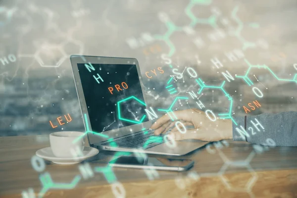 Naukowy hologram formuły z człowiekiem pracującym na komputerze w tle. Koncepcja edukacji. Podwójna ekspozycja. — Zdjęcie stockowe