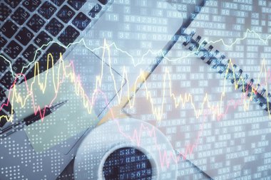 Borsa grafiği ve masa arkasındaki en üst görünüm bilgisayarı. Çifte maruziyet. Finansal eğitim kavramı.