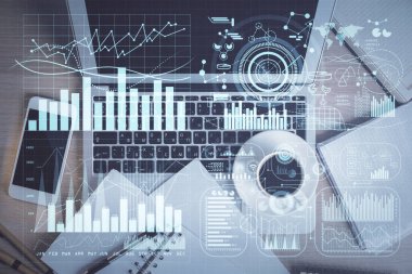 Borsa tablosu ve masa arkasındaki en iyi görüntü bilgisayarı. Çifte maruziyet. Mali analiz kavramı.