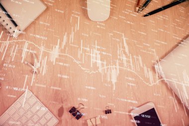 Forx grafik hologramının telefonlu masaüstü üzerinde çoklu pozlandırılması. Üst Manzara. Mobil ticaret platformu kavramı.