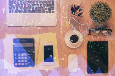 Masaüstünde telefonlu ön x grafik hologramına çift pozlama. Üst Manzara. Mobil ticaret platformu kavramı.