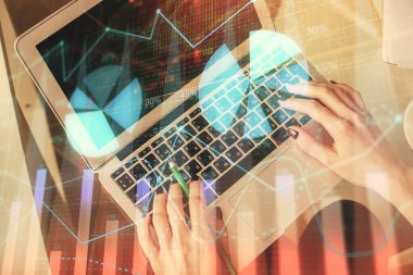 Bilgisayar ve ön x çizim hologramı üzerinde çalışan kadın elleri çift pozlama. Üst Manzara. Mali analiz kavramı.