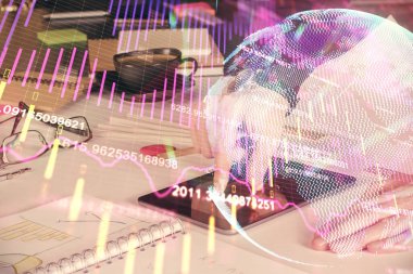 Erkeklerin el ele tutuşup dijital bir cihaz ve ön grafik çizimi kullanırken çift pozlama. Finansal piyasa kavramı.