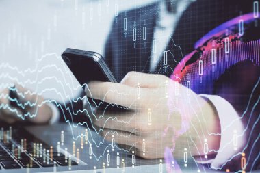 Erkeklerin el ele tutuşup dijital telefon ve forx grafik çizimleri kullanırken birden fazla pozlama. Finansal piyasa kavramı.