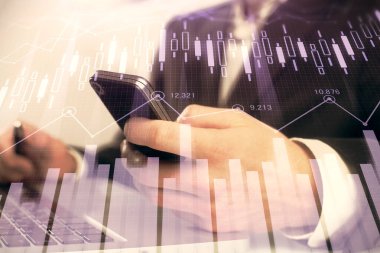 Erkeklerin el ele tutuşup dijital telefon ve forx grafik çizimleri kullanırken birden fazla pozlama. Finansal piyasa kavramı.