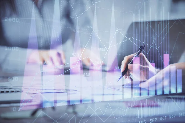 Mehrfachbelichtung von Frauenhänden beim Tippen auf Computer- und Forex-Diagramm-Hologrammzeichnung. Aktienmarktanalysekonzept. — Stockfoto