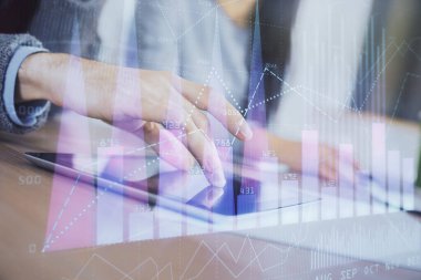 Önx grafik çizimine çifte maruz kalma ve kadın ve erkeğin birlikte çalışarak mobil bir cihaz kullanması. Ticaret konsepti.
