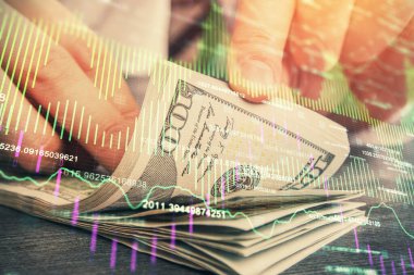 Forx grafiği, hologram, Amerikan dolarları ve insan eli çizimleri. Teknik Analiz kavramı.
