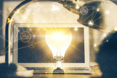 Sosyal ağ hologramıyla birlikte bilgisayar masaüstünde. Çifte maruziyet. Uluslararası insan ilişkileri kavramı.