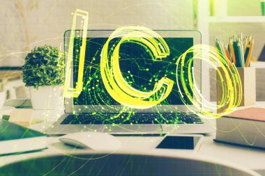 Engelleme zincirine ve kripto ekonomi temalı holograma ve bilgisayar arkaplanlı masaya çoklu maruz kalma. Bitcoin kripto para kavramı.