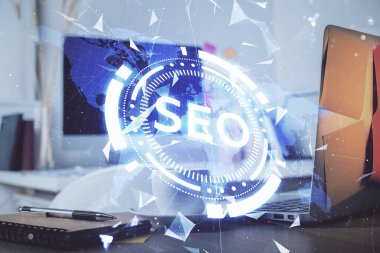 Bilgisayar ve seo çizim hologramı olan bir masanın çifte görüntüsü. Arama optimizasyon kavramı.