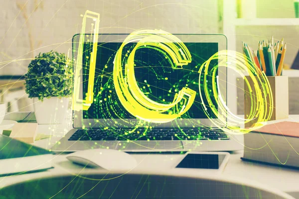 Engelleme zincirine ve kripto ekonomi temalı holograma ve bilgisayar arkaplanlı masaya çoklu maruz kalma. Bitcoin kripto para kavramı.