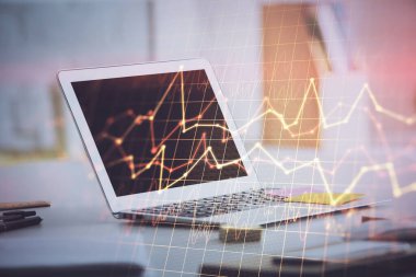 Finansal tablo çizimi ve arka planda bilgisayar olan bir tablo. Çifte maruziyet. Uluslararası pazarlar kavramı.