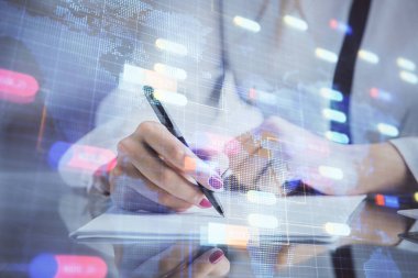 Arka plana veri teknolojisi hud 'u ile el yazısı yazan kadınların çoklu pozları. Büyük veri kavramı.