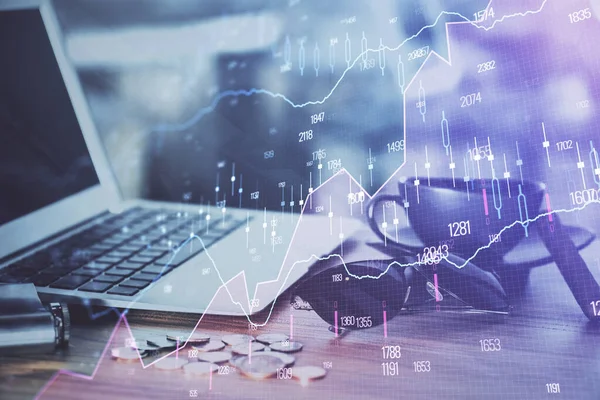 Doppelbelichtung von Forex-Diagramm und Arbeitsbereich mit Computer. Konzept des internationalen Online-Handels. — Stockfoto