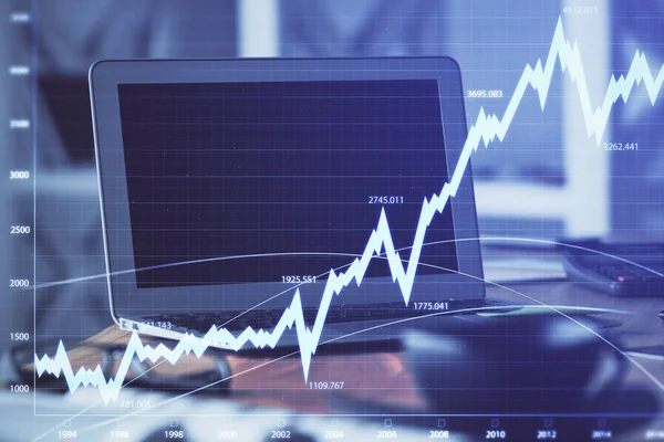 График фондового рынка на заднем плане со столом и персональным компьютером. Двойное воздействие. Концепция финансового анализа. — стоковое фото