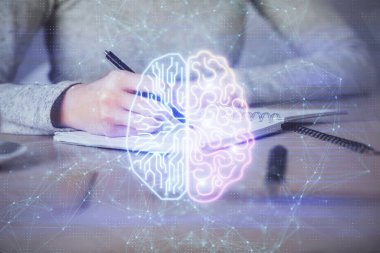 Kadınların arka plana beyin hud 'u ile el yazıları yazarken çift pozlama. Öğrenme kavramı.