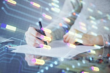 Veri teknolojisi hologramıyla arka planda el yazısının iki katına çıkarılması. Büyük veri kavramı.